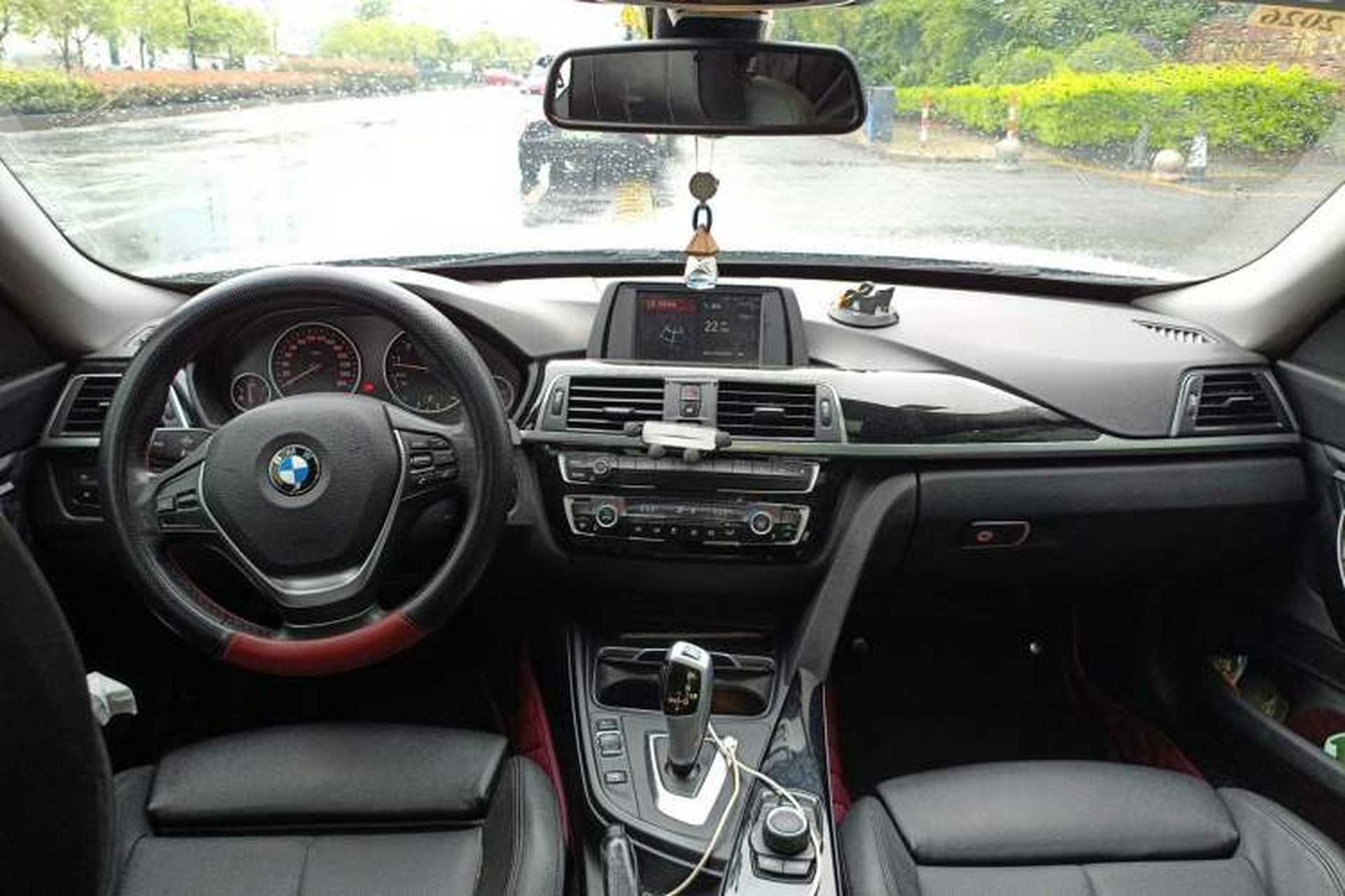 Used BMW 3 Series GT 2018 320i Sport Edition Center Console
