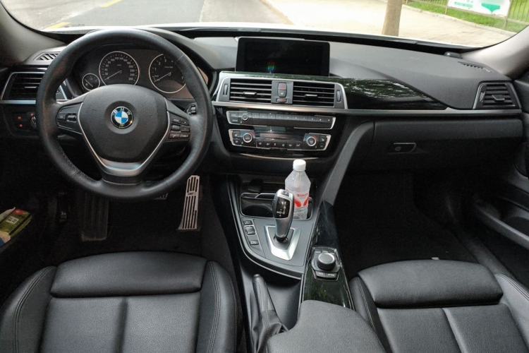 Used BMW 3 Series GT 2018 320i Sport Edition Center Console