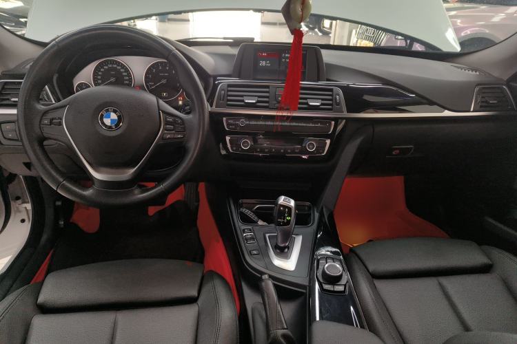 Used BMW 3 Series GT 2018 320i Sport Edition Center Console