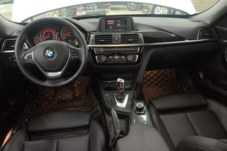 Used BMW 3 Series GT 2018 320i Sport Edition Center Console