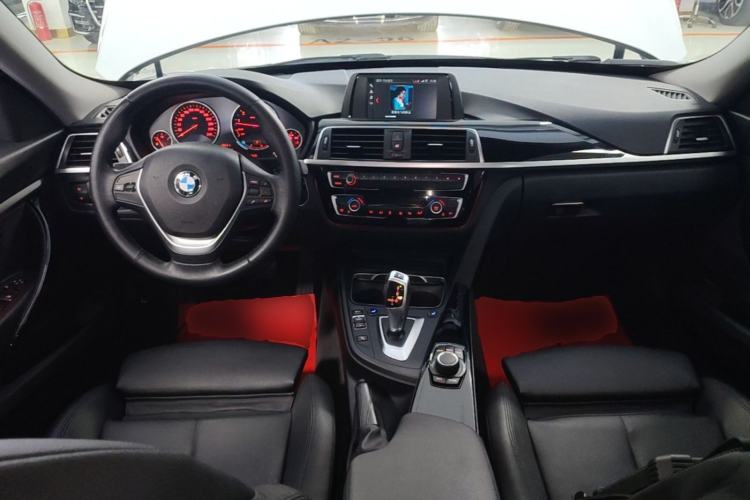 Used BMW 3 Series GT 2018 320i Sport Edition Center Console