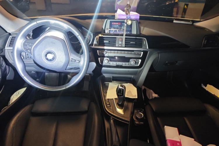 Used BMW 3 Series GT 2018 320i Sport Edition Center Console