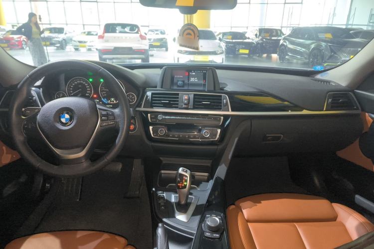 Used BMW 3 Series GT 2018 320i Sport Edition Center Console