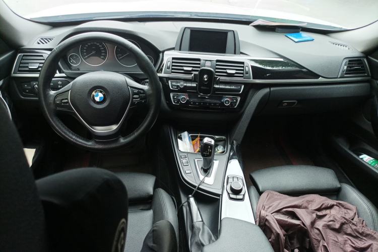 Used BMW 3 Series GT 2018 320i Sport Edition Center Console