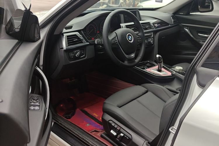 Used BMW 3 Series GT 2018 320i Sport Edition Driver Seat