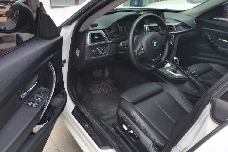 Used BMW 3 Series GT 2018 320i Sport Edition Driver Seat