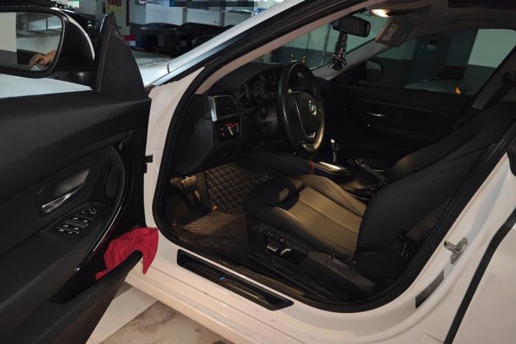 Used BMW 3 Series GT 2018 320i Sport Edition Driver Seat