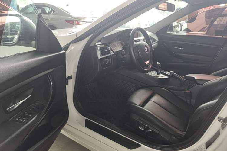 Used BMW 3 Series GT 2018 320i Sport Edition Driver Seat