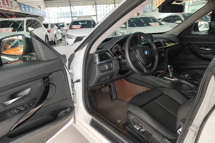 Used BMW 3 Series GT 2018 320i Sport Edition Driver Seat