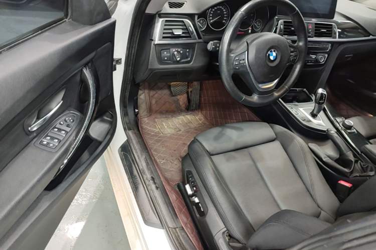 Used BMW 3 Series GT 2018 320i Sport Edition Driver Seat