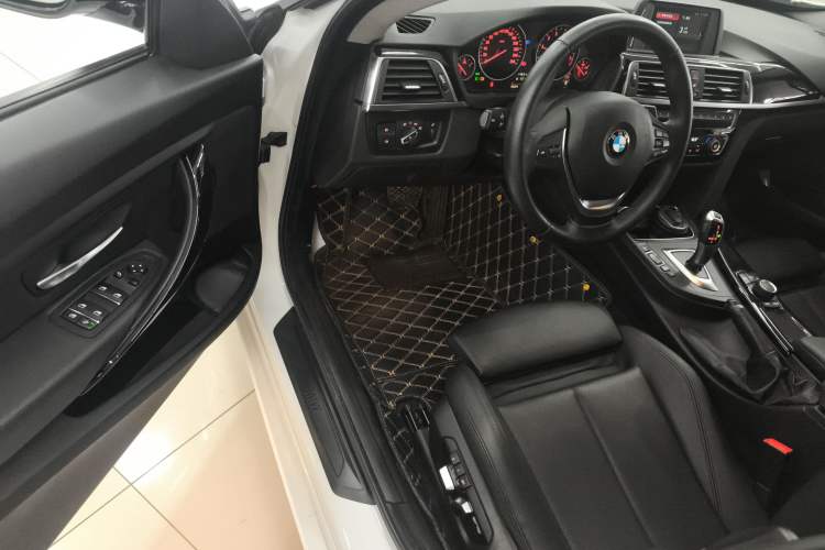 Used BMW 3 Series GT 2018 320i Sport Edition Driver Seat