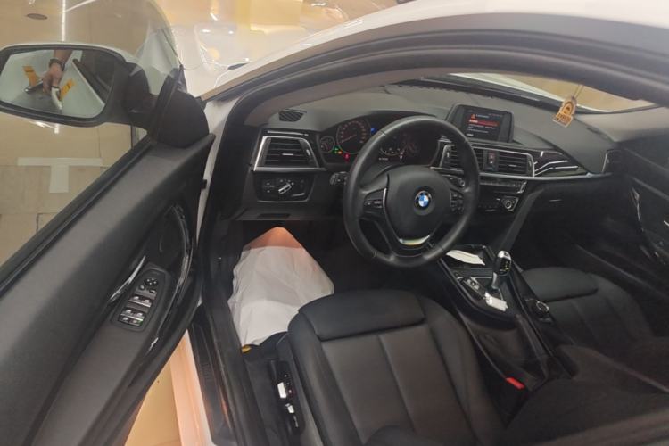 Used BMW 3 Series GT 2018 320i Sport Edition Driver Seat
