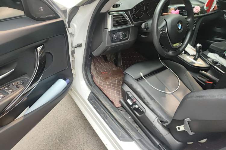 Used BMW 3 Series GT 2018 320i Sport Edition Driver Seat