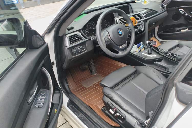 Used BMW 3 Series GT 2018 320i Sport Edition Driver Seat