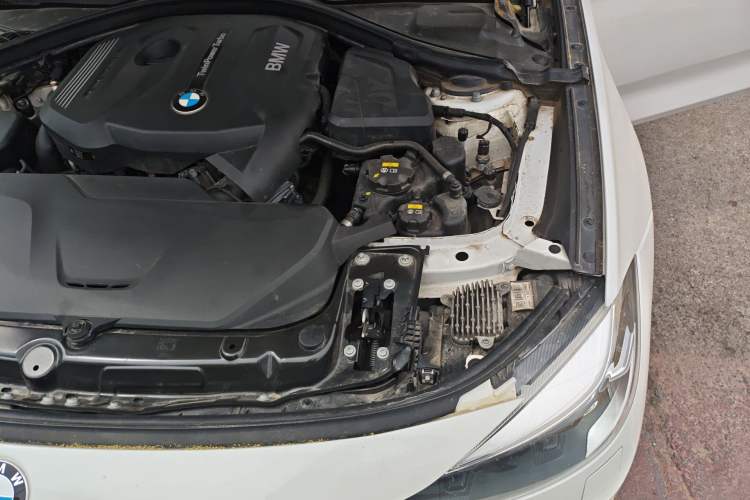 Used BMW 3 Series GT 2018 320i Sport Edition Engine Bay Left