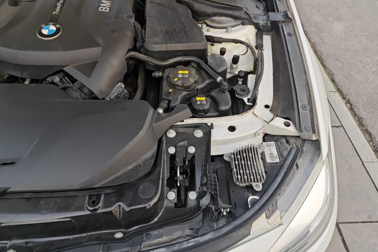 Used BMW 3 Series GT 2018 320i Sport Edition Engine Bay Left