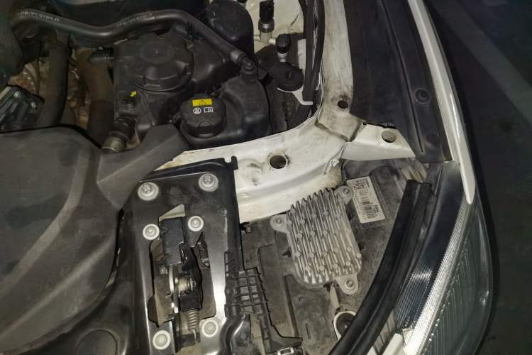 Used BMW 3 Series GT 2018 320i Sport Edition Engine Bay Left