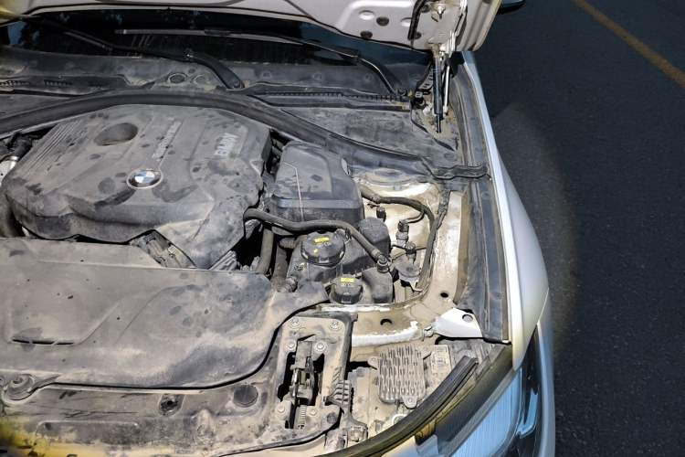 Used BMW 3 Series GT 2018 320i Sport Edition Engine Bay Left