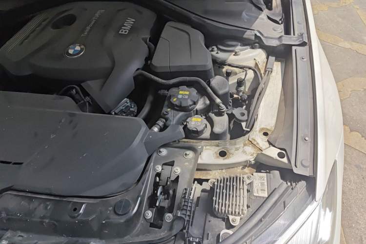 Used BMW 3 Series GT 2018 320i Sport Edition Engine Bay Left