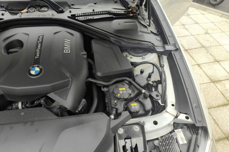 Used BMW 3 Series GT 2018 320i Sport Edition Engine Bay Left