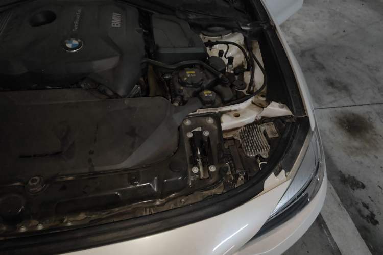 Used BMW 3 Series GT 2018 320i Sport Edition Engine Bay Left