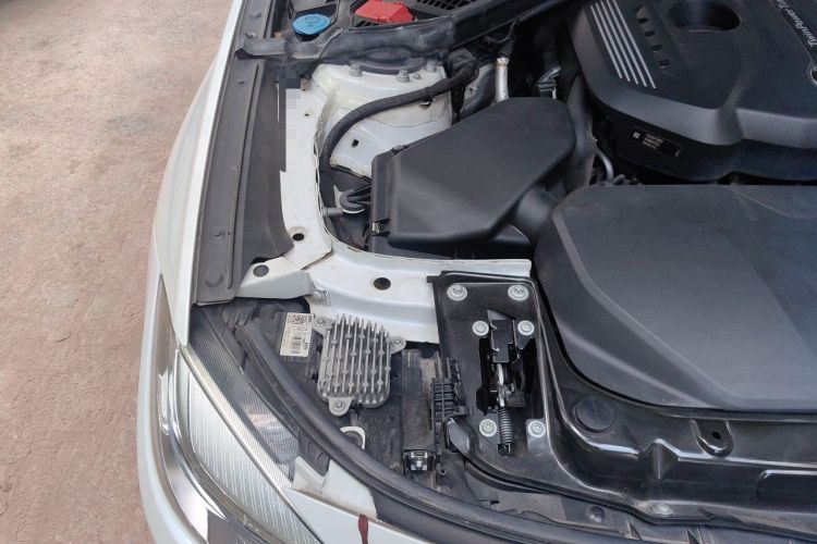 Used BMW 3 Series GT 2018 320i Sport Edition Engine Bay Right