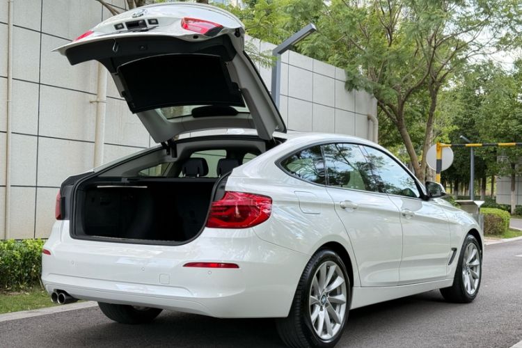 Used BMW 3 Series GT 2018 320i Sport Edition Exterior 3