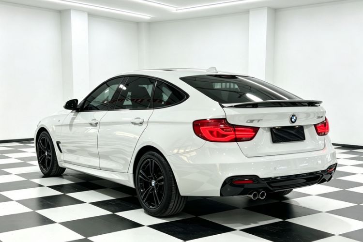 Used BMW 3 Series GT 2018 320i M Sport Edition Exterior 3