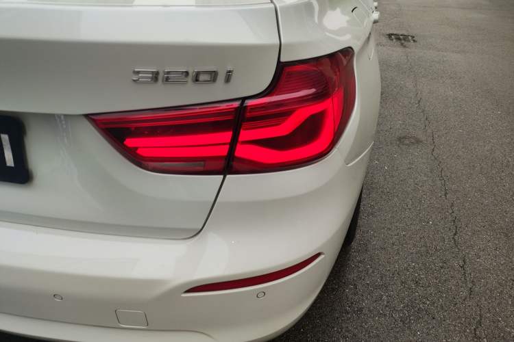 Used BMW 3 Series GT 2018 320i Sport Edition Exterior 3