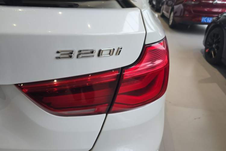 Used BMW 3 Series GT 2018 320i Sport Edition Exterior 3