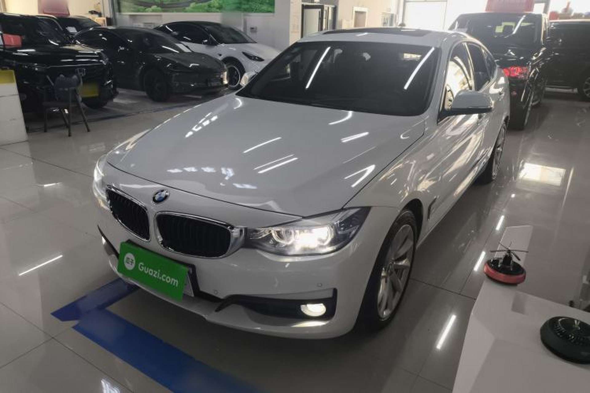 Used BMW 3 Series GT 2018 320i Sport Edition Front Left 45 Deg