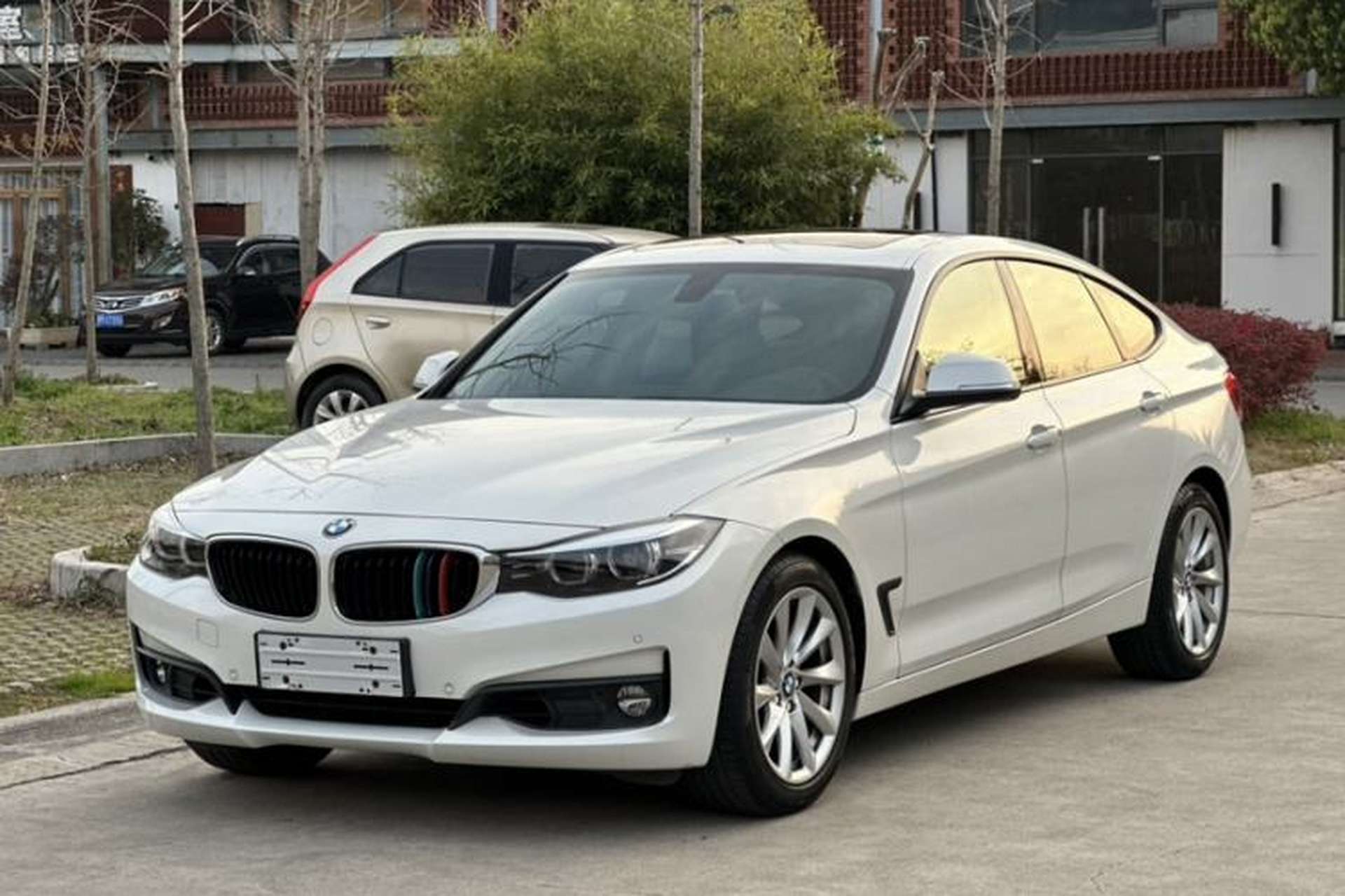 Used BMW 3 Series GT 2018 320i Sport Edition Front Left 45 Deg