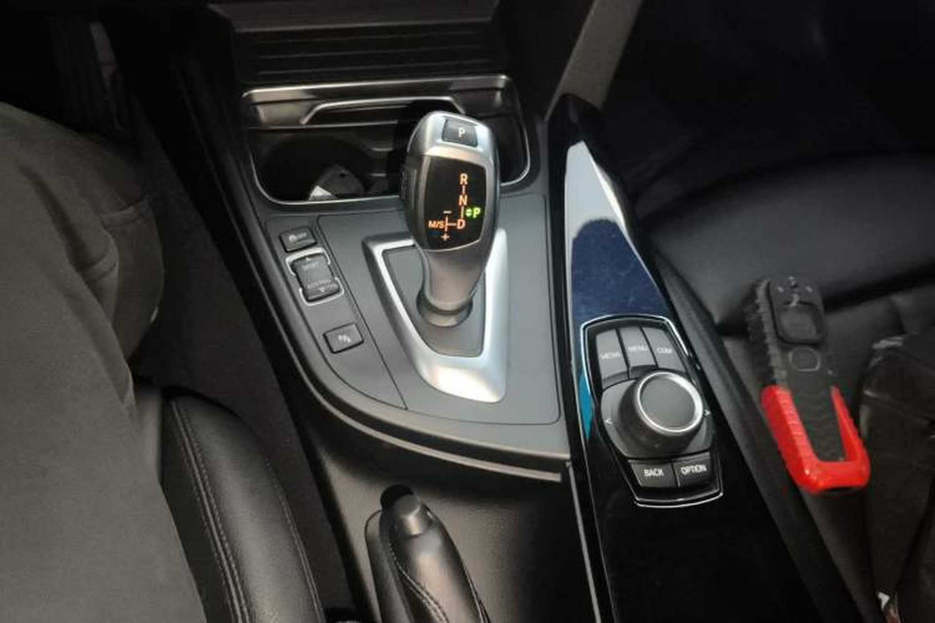 Used BMW 3 Series GT 2018 320i Sport Edition Gear Lever