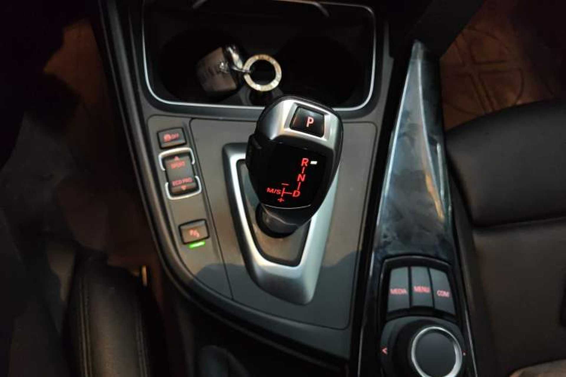 Used BMW 3 Series GT 2018 320i Sport Edition Gear Lever