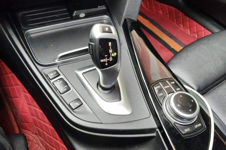 Used BMW 3 Series GT 2018 320i Sport Edition Gear Lever