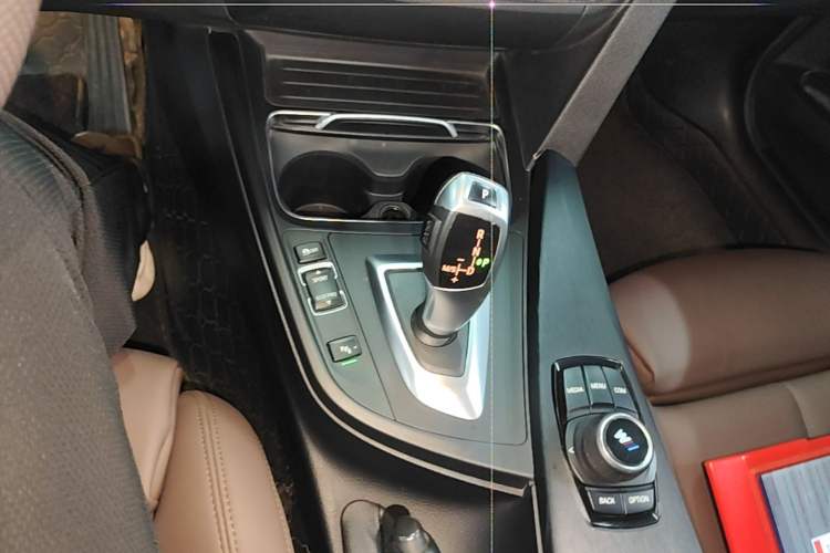 Used BMW 3 Series GT 2018 320i Sport Edition Gear Lever