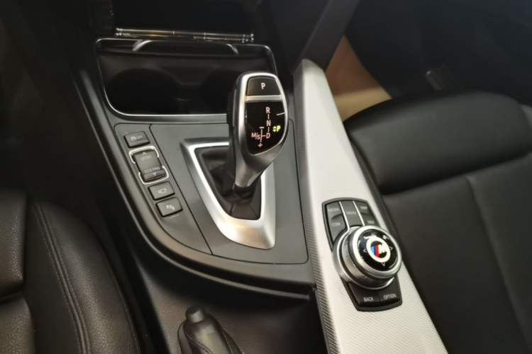 Used BMW 3 Series GT 2018 320i Sport Edition Gear Lever