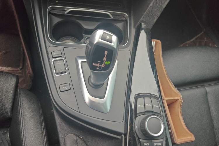 Used BMW 3 Series GT 2018 320i Sport Edition Gear Lever