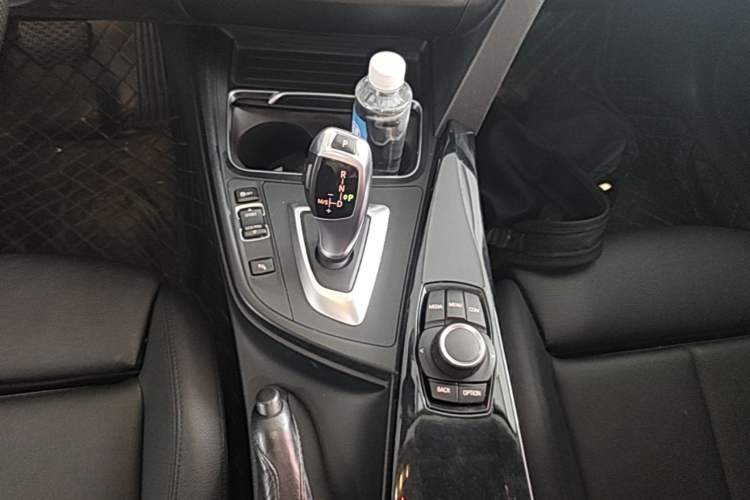 Used BMW 3 Series GT 2018 320i Sport Edition Gear Lever