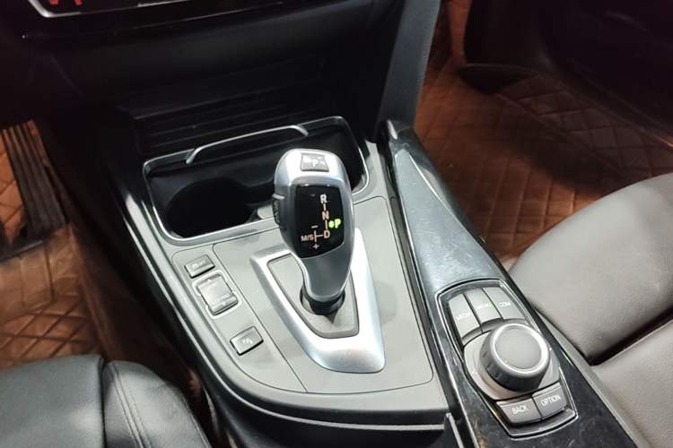 Used BMW 3 Series GT 2018 320i Sport Edition Gear Lever