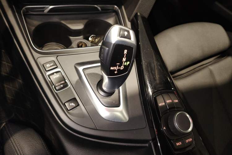 Used BMW 3 Series GT 2018 320i Sport Edition Gear Lever