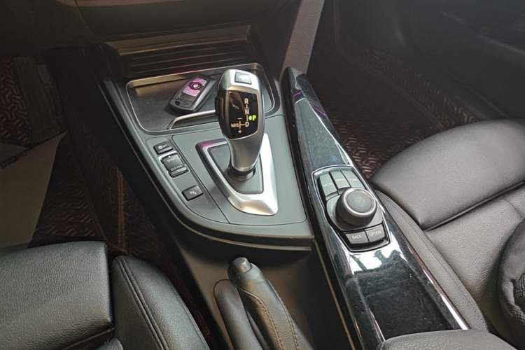 Used BMW 3 Series GT 2018 320i Sport Edition Gear Lever
