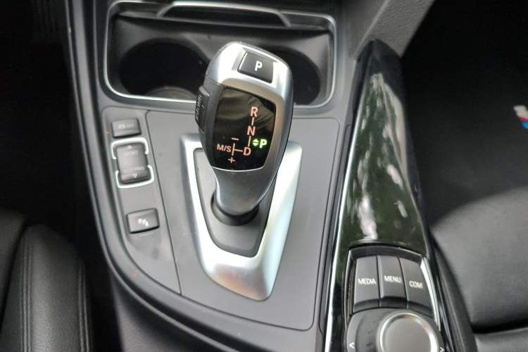 Used BMW 3 Series GT 2018 320i Sport Edition Gear Lever