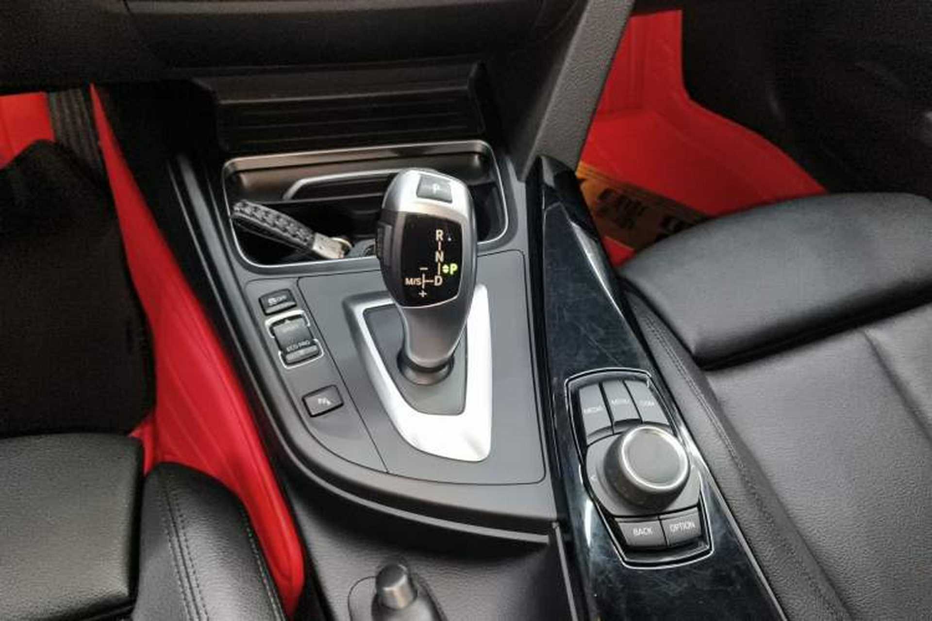 Used BMW 3 Series GT 2018 320i Sport Edition Gear Lever