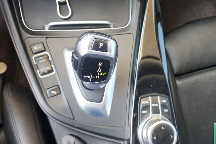 Used BMW 3 Series GT 2018 320i Sport Edition Gear Lever