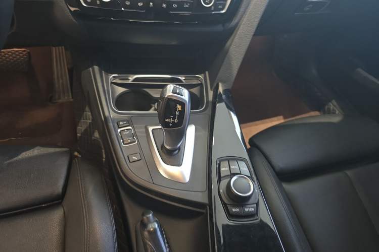 Used BMW 3 Series GT 2018 320i Sport Edition Gear Lever