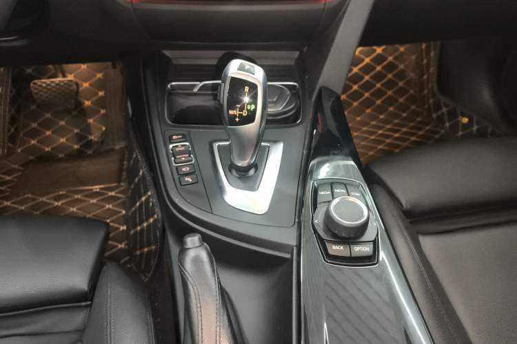 Used BMW 3 Series GT 2018 320i Sport Edition Gear Lever