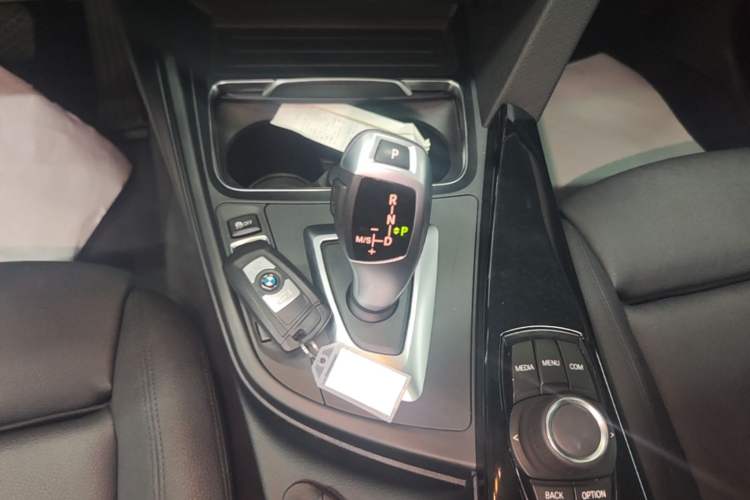 Used BMW 3 Series GT 2018 320i Sport Edition Gear Lever