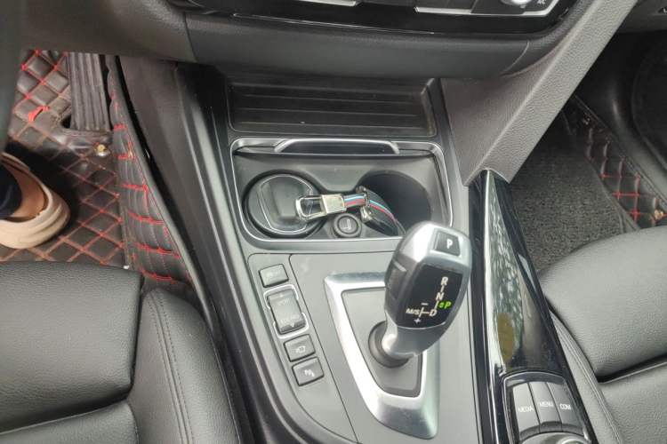 Used BMW 3 Series GT 2018 320i Sport Edition Gear Lever