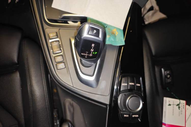 Used BMW 3 Series GT 2018 320i Sport Edition Gear Lever